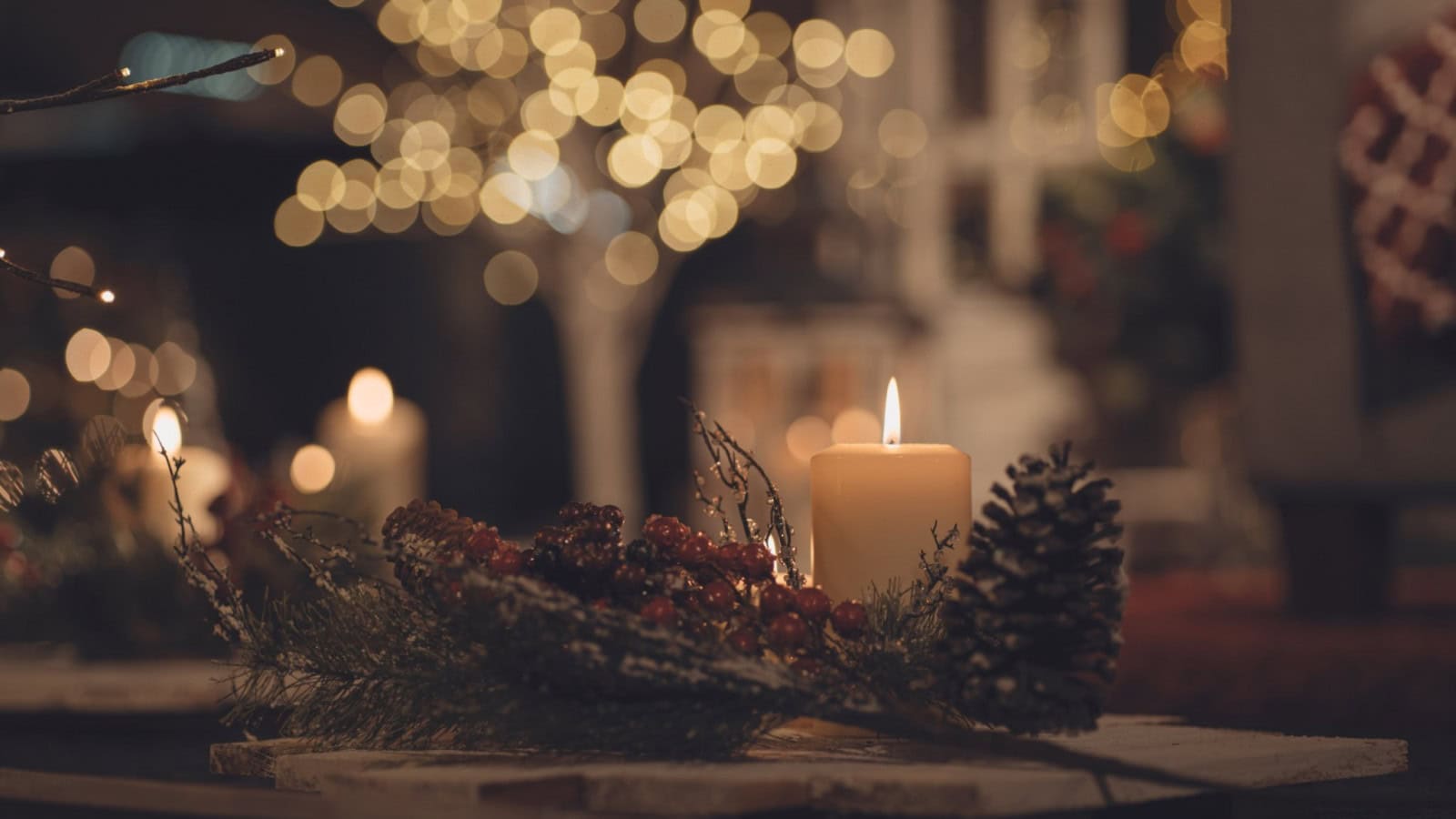 Weihnachtsdekoration mit brennender Kerze im Strandhotel Dünenmeer