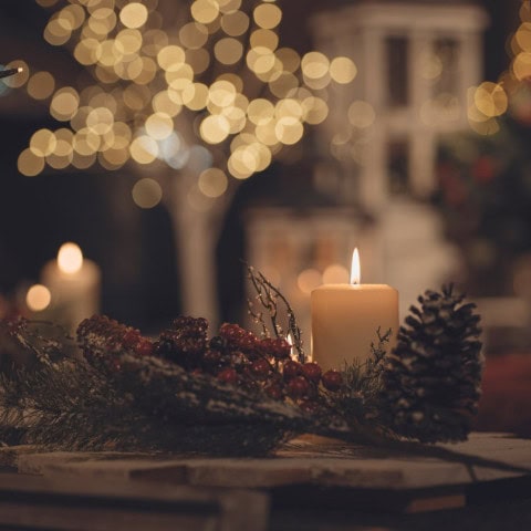 Weihnachtsdekoration mit brennender Kerze im Strandhotel Dünenmeer