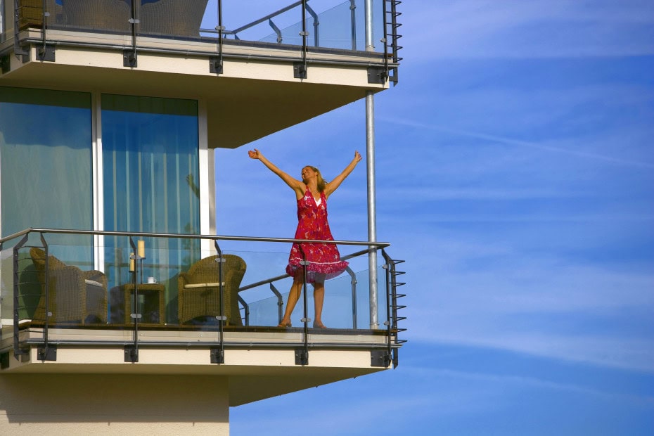 Gast auf der Terrasse im Strandhotel Dünenmeer