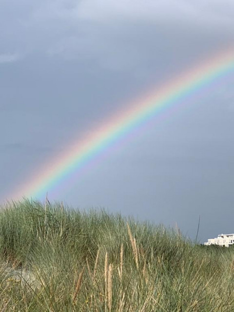 Regenbogen über dem Strandhotel Dünenmeer