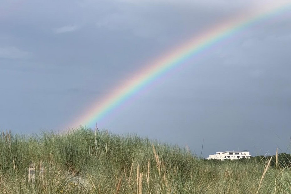 Regenbogen über dem Strandhotel Dünenmeer