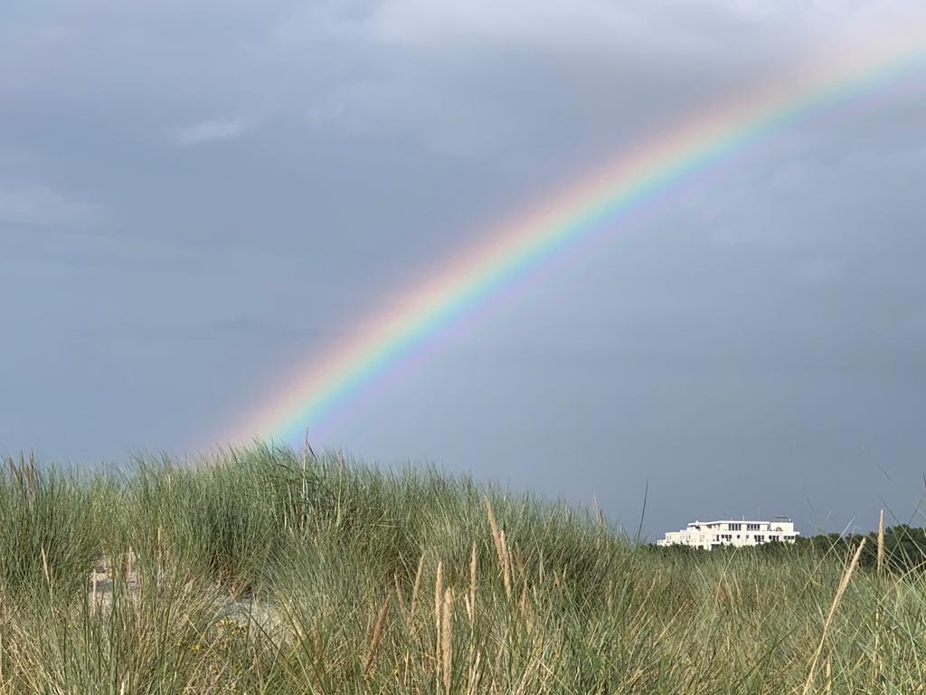 Regenbogen über dem Strandhotel Dünenmeer