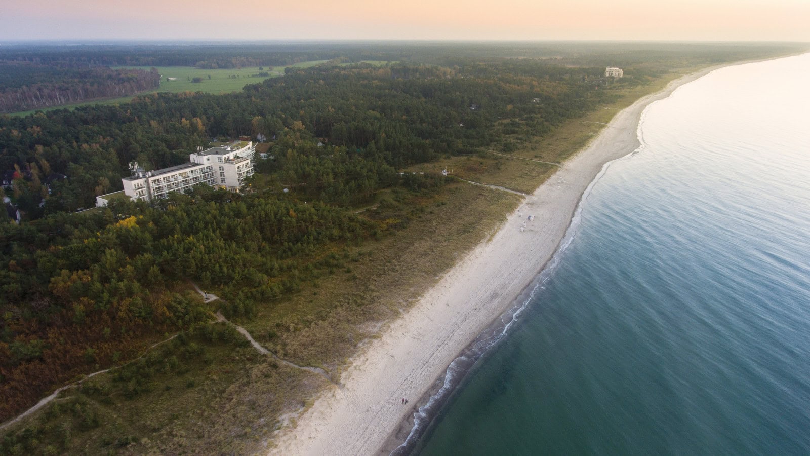 Luftbild des Strandhotel Fischlands und Strandhotel Dünenmeers