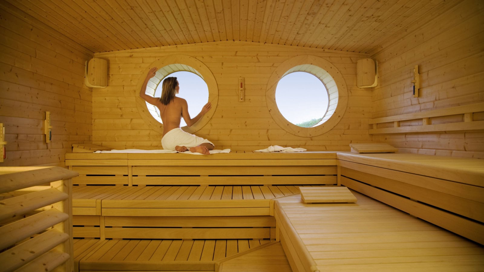 Frau in der Bio-Sauna im Strandhotel Dünenmeer