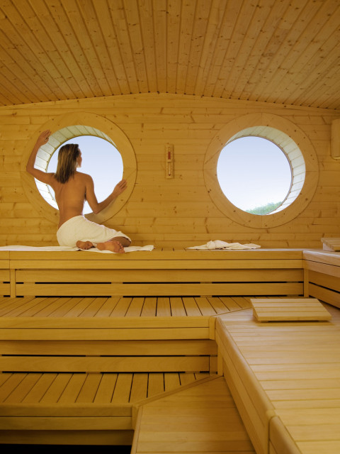 Frau in der Bio-Sauna im Strandhotel Dünenmeer