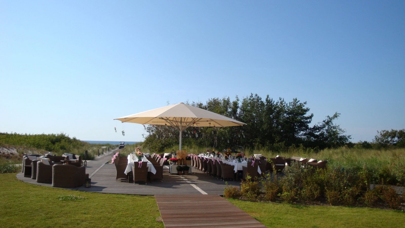 Geburtstagstafeln auf der Dünenterrasse im Strandhotel Dünenmeer