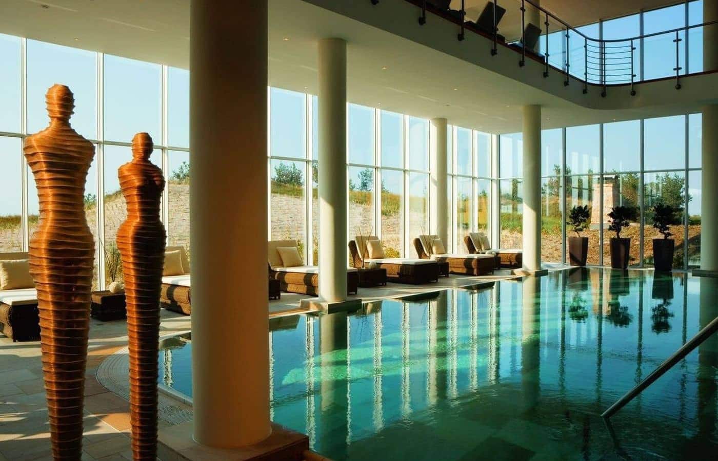 Indoorpool und Liegelandschaft im Strandhotel Dünenmeer