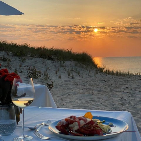 Dinner zum Sonnenuntergang auf der Terrasse des Strandhotel Dünenmeers