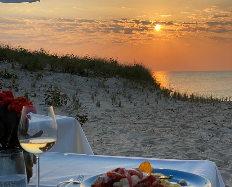 Dinner zum Sonnenuntergang auf der Terrasse des Strandhotel Dünenmeers
