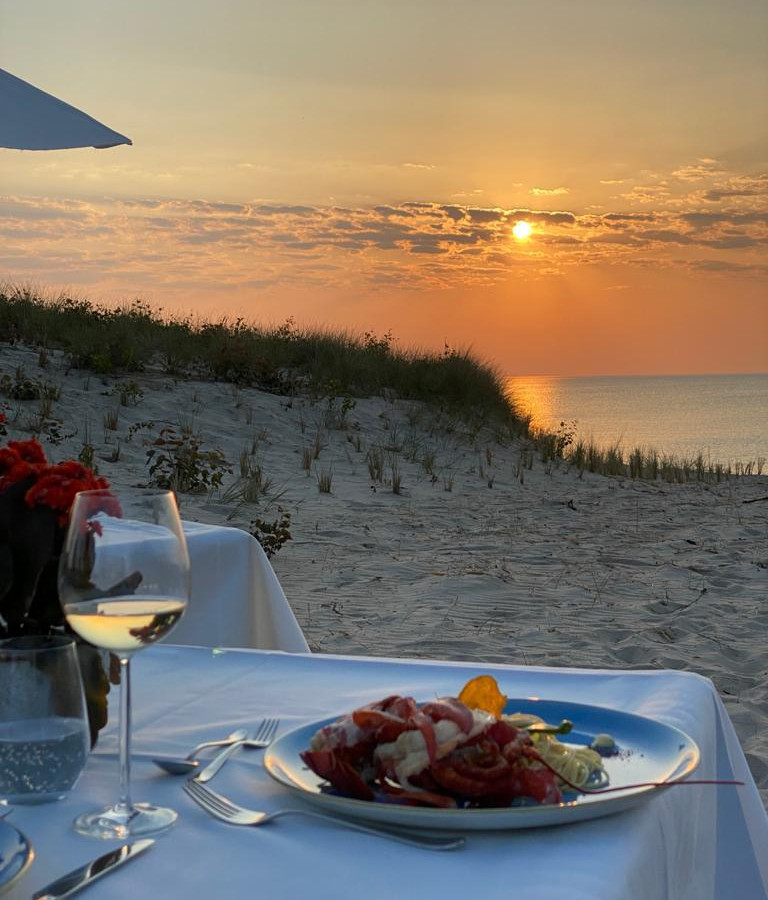 Dinner zum Sonnenuntergang auf der Terrasse des Strandhotel Dünenmeers