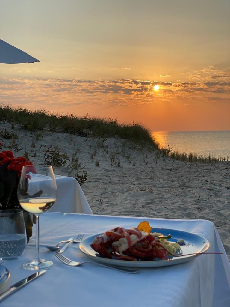 Dinner bei Sonnenuntergang auf der Terrasse des Strandhotel Dünenmeers