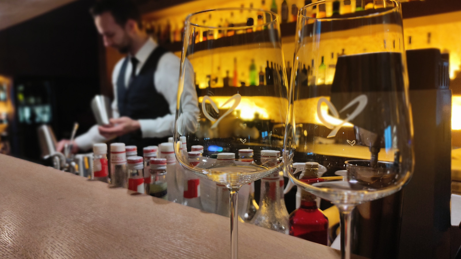 Weingläser an der Bar in der Kaminlounge im Strandhotel Dünenmeer