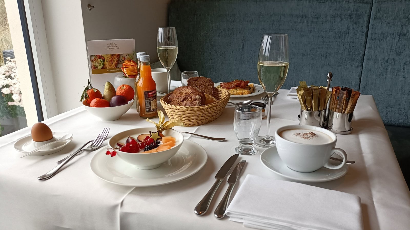 Frühstückstisch im Strandhotel Dünenmeer