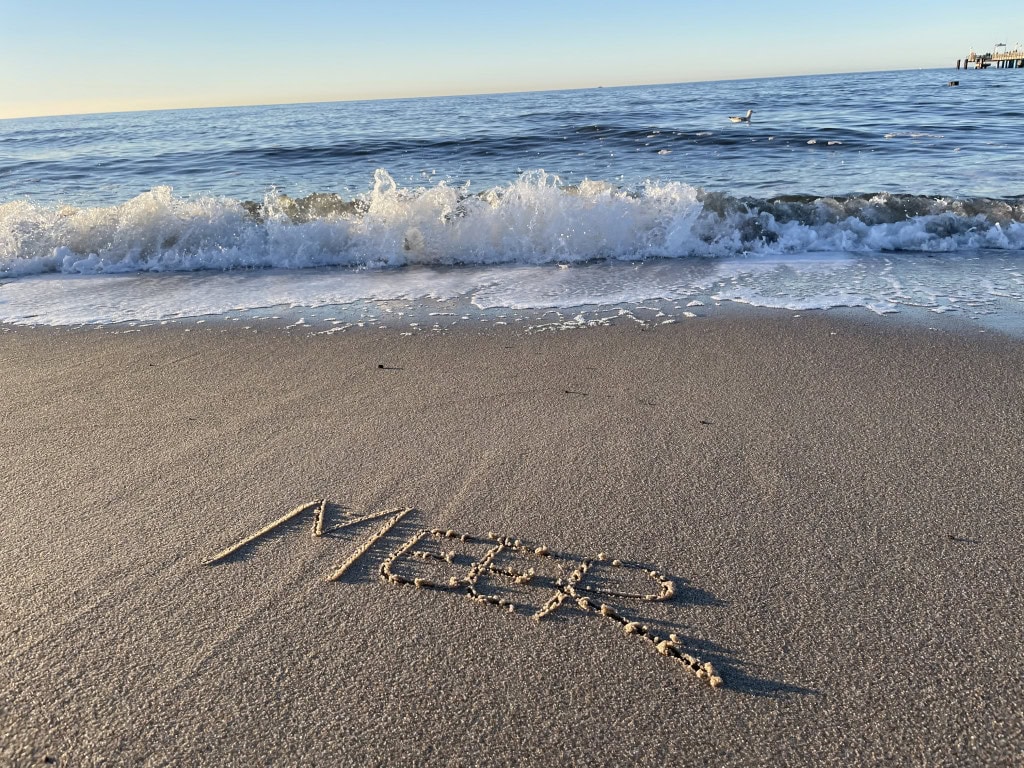 Schriftzug "MEER" im Ostseestrand