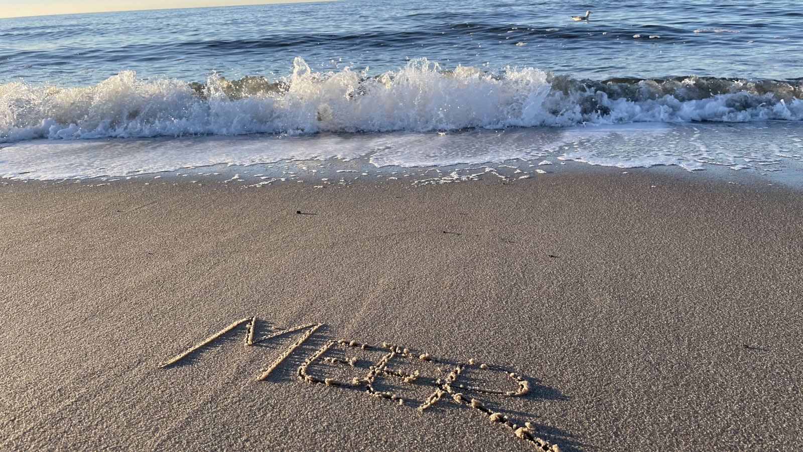 Schriftzug "MEER" im Ostseestrand