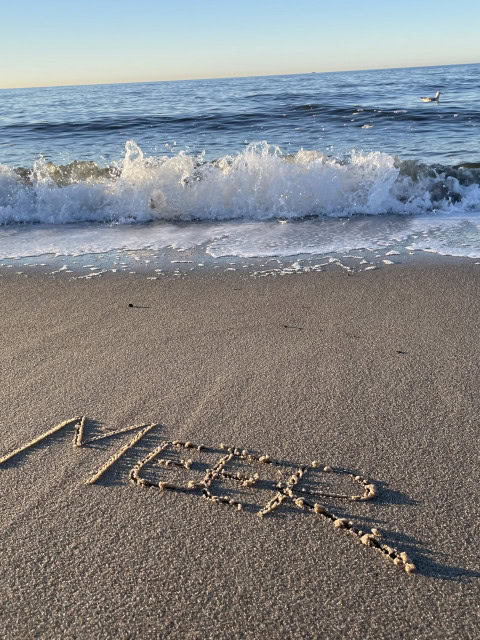 Schriftzug "MEER" im Ostseestrand