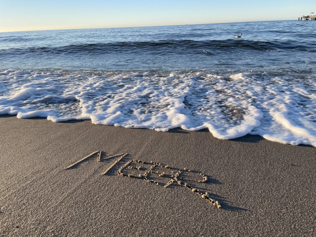 Schriftzug "MEER" im Ostseestrand