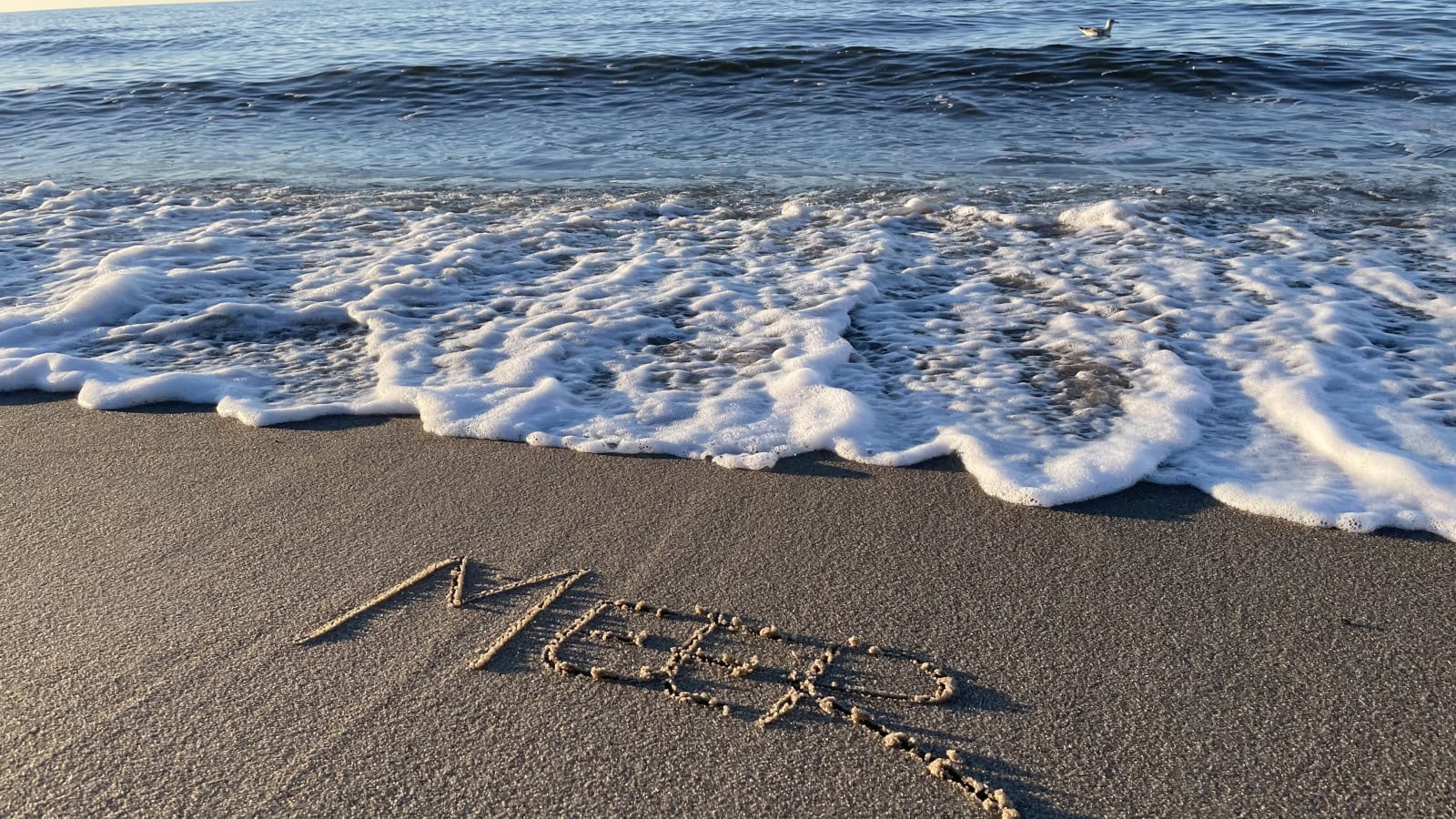 Schriftzug "MEER" im Ostseestrand