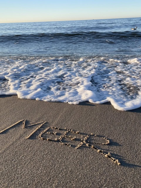 Schriftzug "MEER" im Ostseestrand