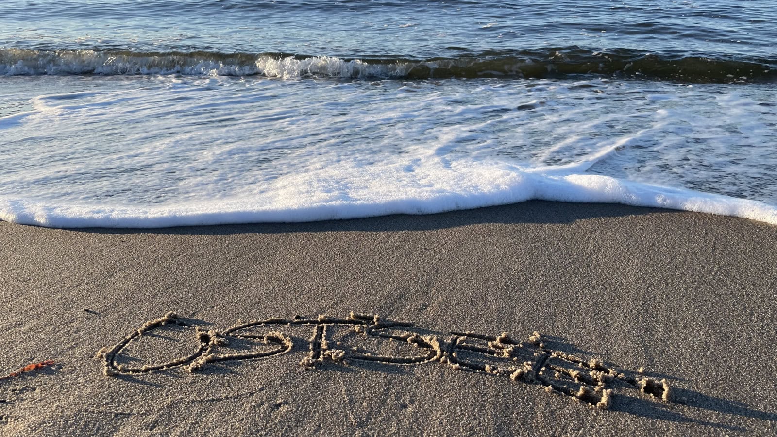 Schriftzug "OSTSEE" im Ostseestrand