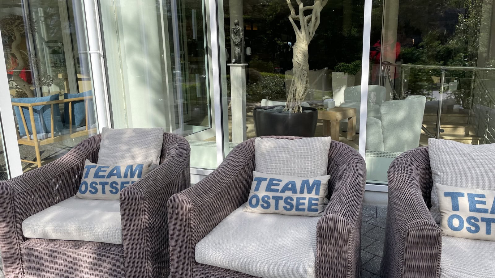 Loungesessel vor dem Eingang des Strandhotel Dünenmeers