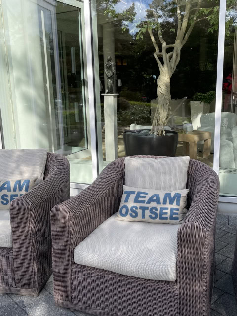 Loungesessel vor dem Eingang des Strandhotel Dünenmeers