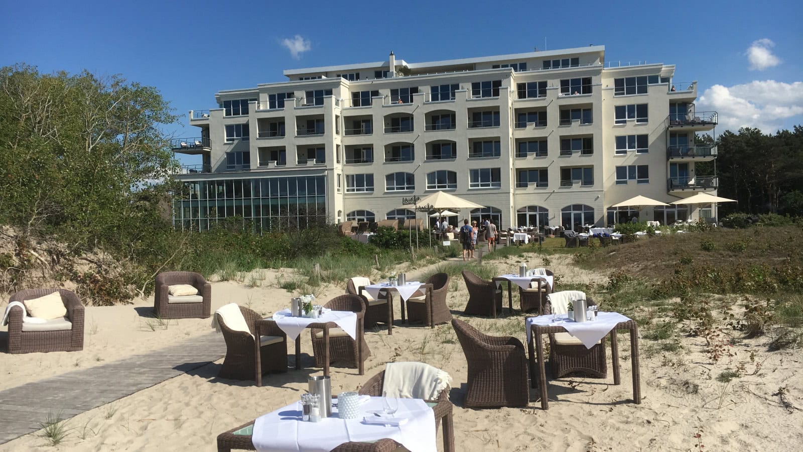 eingedeckte Tische auf der Dünenterrasse im Strandhotel Dünenmeer