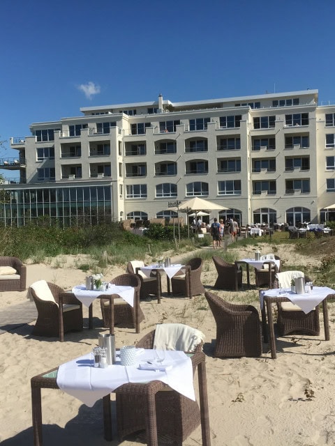 eingedeckte Tische auf der Dünenterrasse im Strandhotel Dünenmeer