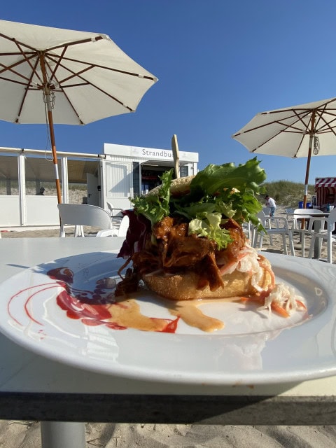 Burger an der Strandbude des Strandhotel Fischlands