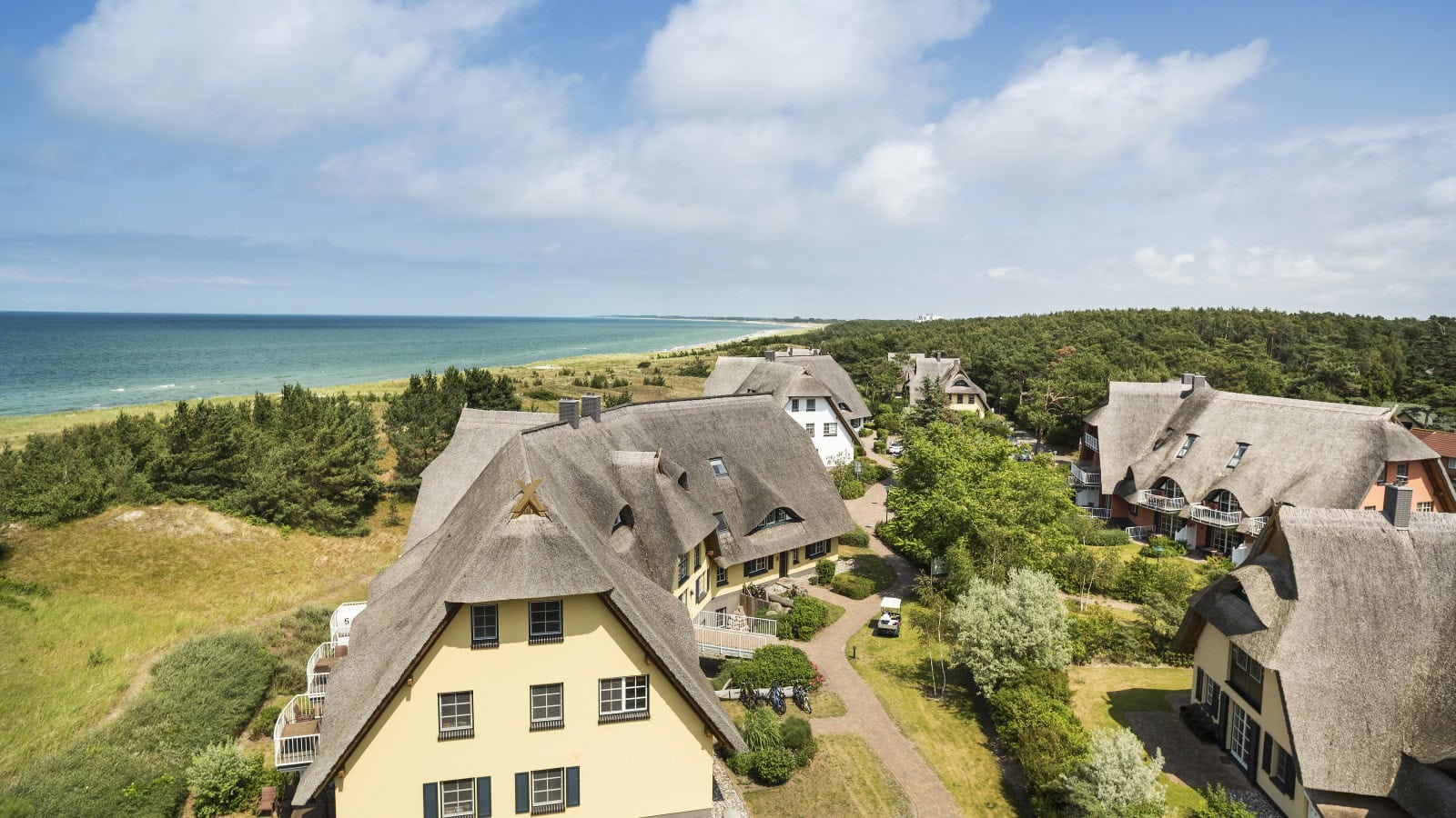 Ferienwohnungen des Strandhotel Dünenmeers aus der Vogelperspektive