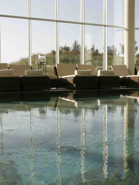 Indoorpool und Liegebereich im Strandhotel Dünenmeer