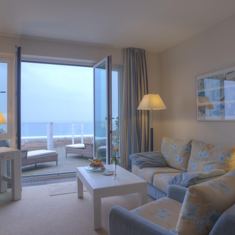 Wohnbereich in einer Suite im Strandhotel Dünenmeer
