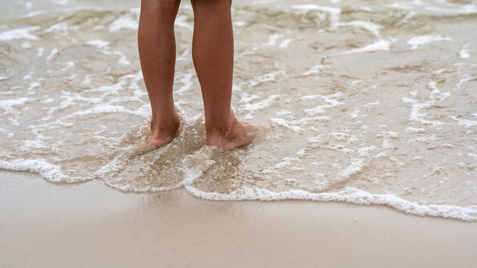 Füße am Strand der Ostsee