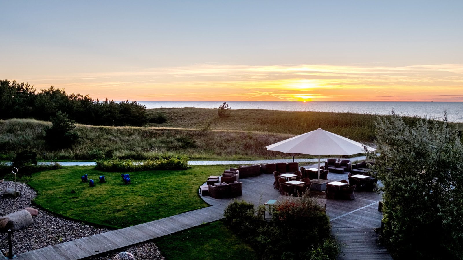 Dünenterrasse im Strandhotel Dünenmeer bei Sonnenuntergang