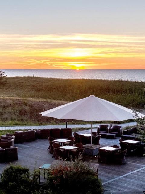 Dünenterrasse im Strandhotel Dünenmeer bei Sonnenuntergang