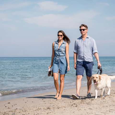 Paar mit Hund am Ostseestrand beim Strandhotel Dünenmeer