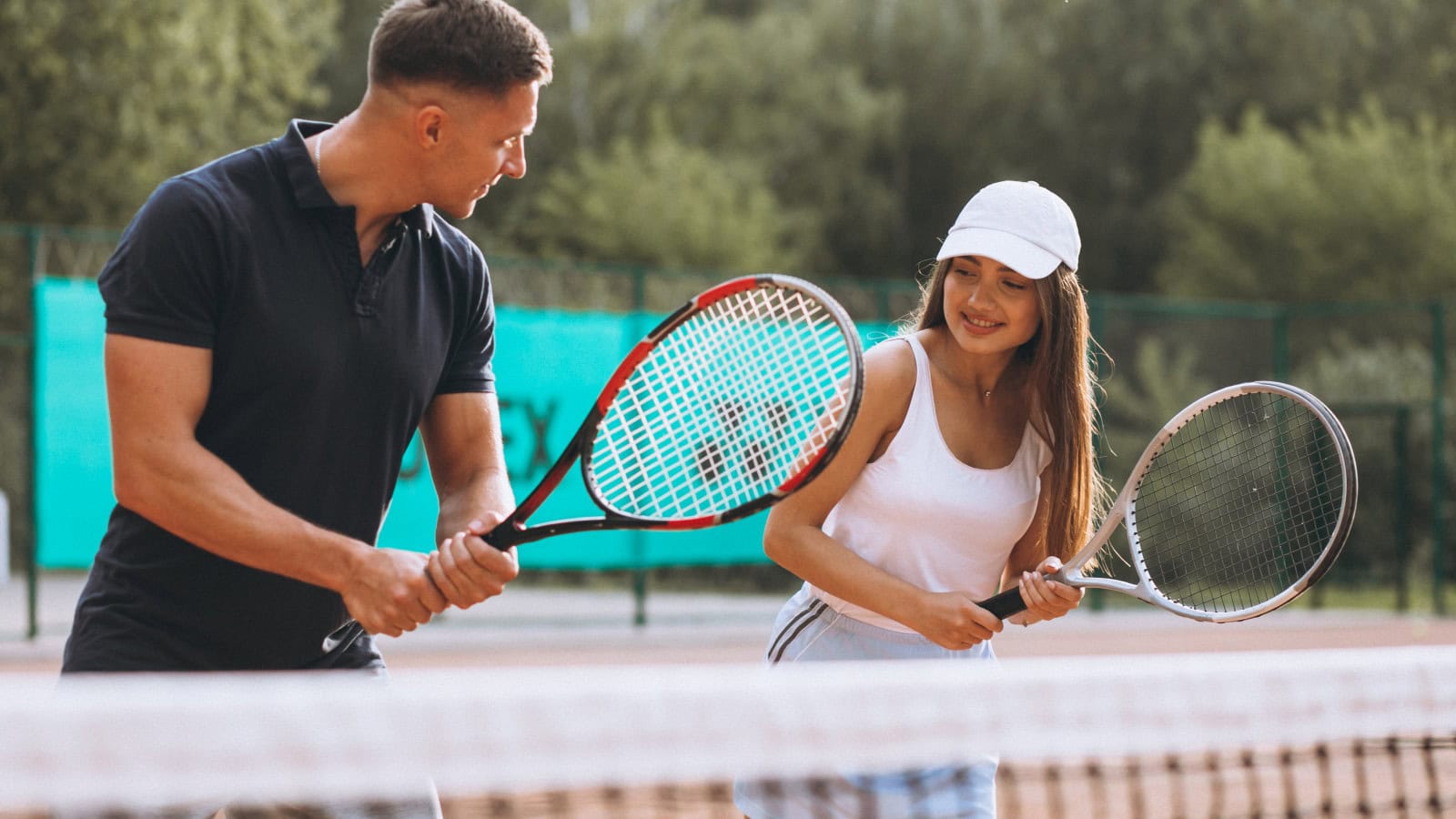 Junges Paar beim Tennis im Strandhotel Fischland