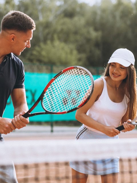 Junges Paar beim Tennis im Strandhotel Fischland