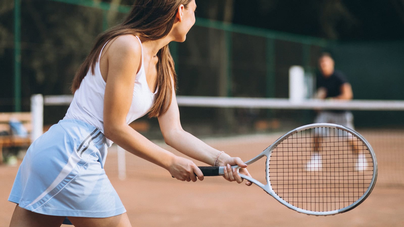 Junge Dame beim Tennisspielen im Strandhotel Fischland