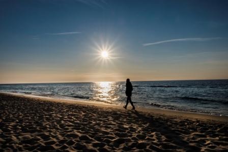 Spaziergänger am Ostseestrand