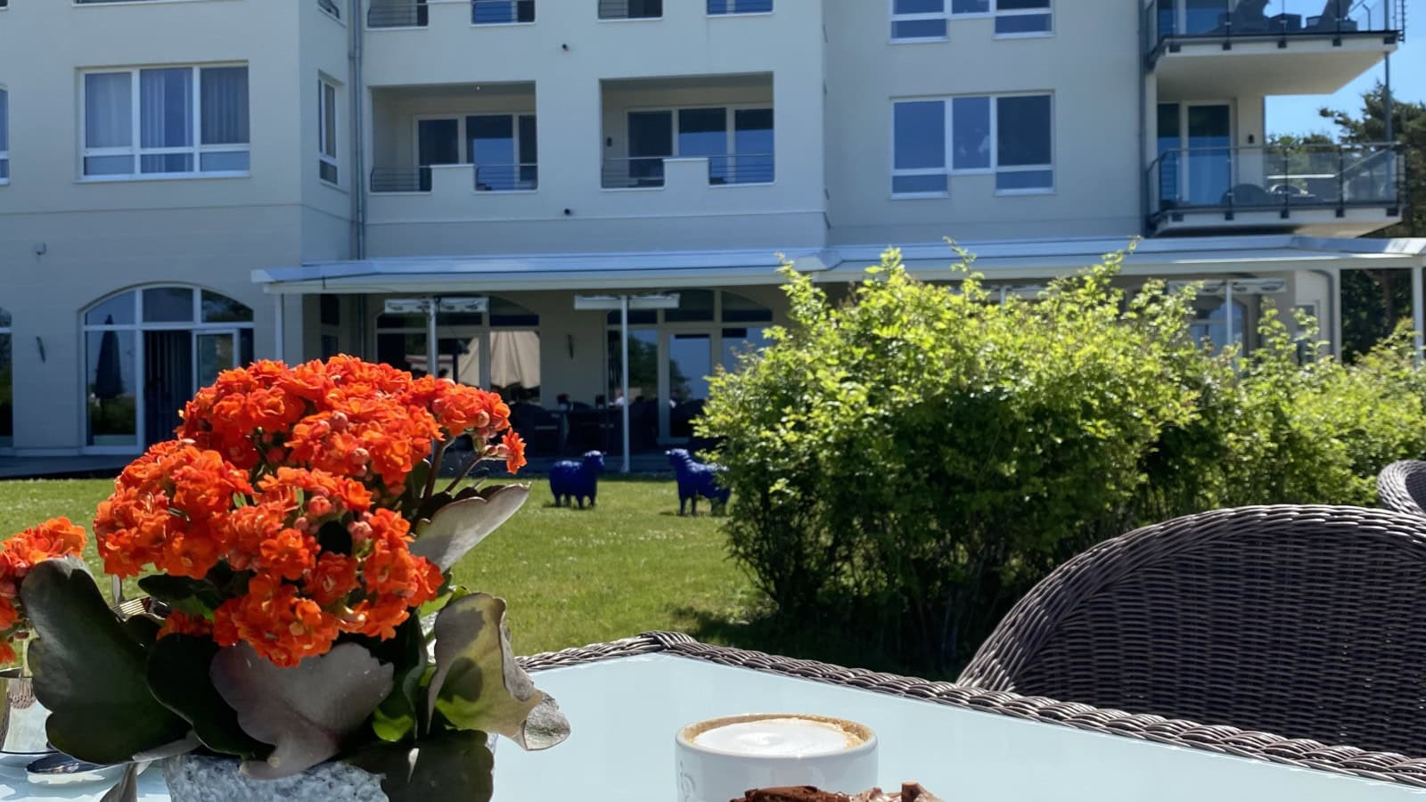 Schokotorte und Kaffee auf der Terrasse des Strandhotel Dünenmeers