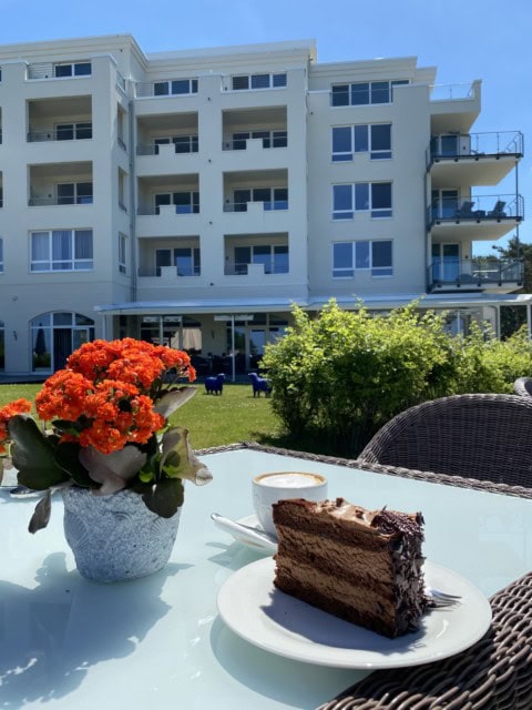 Schokotorte und Kaffee auf der Terrasse des Strandhotel Dünenmeers