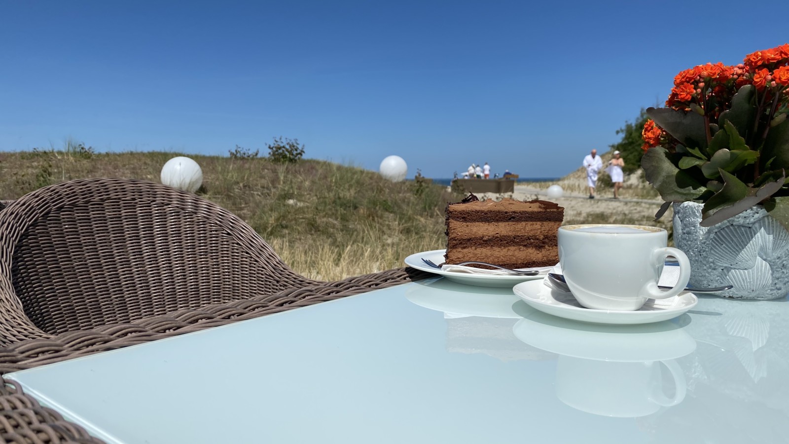 Schokotorte und Kaffee auf der Terrasse des Strandhotel Dünenmeers